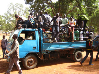 02 Le Public Arrive En Transport En Commun
